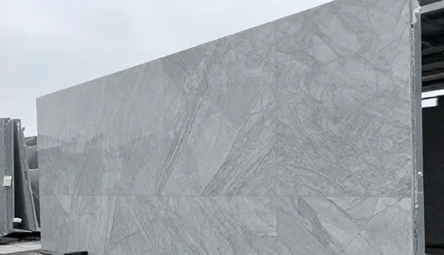 大理石墙面在建筑设计中的性能表现与适用场景分析